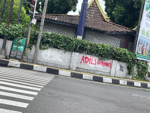 Penampakan salah satu aksi vandalisme bertuliskan 'Adili Jokowi' di Jalan AM Sangaji Jogja, Rabu (5/2/2025).