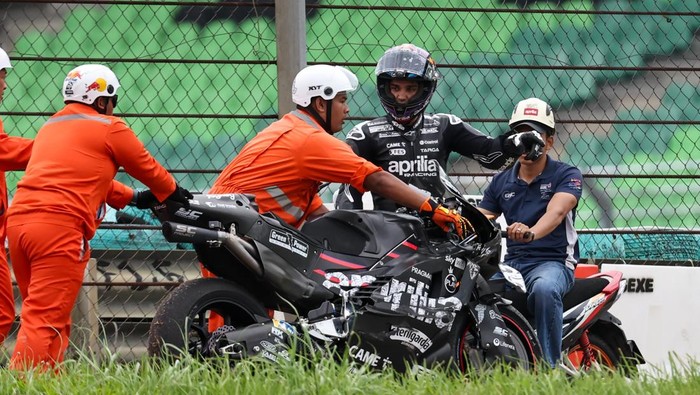 SEPANG, SGR - FEBRUARY 05: Jorge Martin of Aprilia Racing receive assistance from the track marshalls during day one of MotoGP Sepang Official Test held at Petronas Sepang International Circuit in Sepang, Malaysia on February 5, 2025. (Photo by Hazrin Yeob Men Shah/Icon Sportswire via Getty Images)