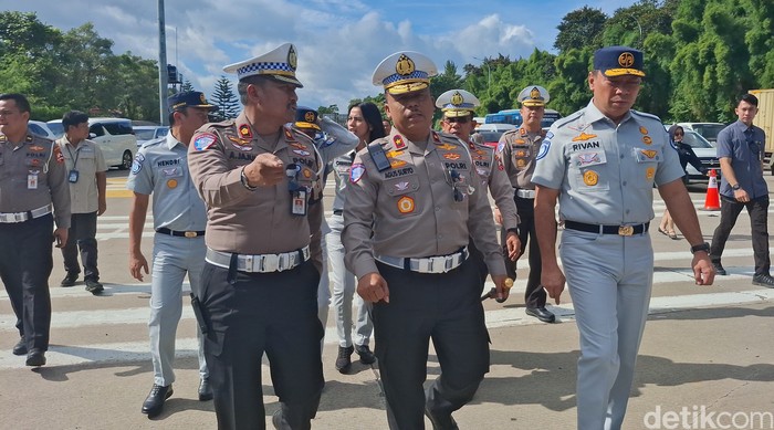 Kakorlantas Polri, Brigjen Agus Suryo Nugroho, di GT Ciawi 2. (M Sholihin/detikcom)