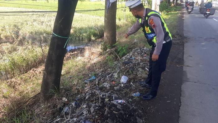 Kanit Gakkum Satlantas Polres Kendal Tunjukkan TKP kecelakaan di Jalan Gemuh-Weleri, Rabu (5/2/2025).