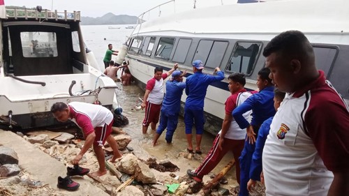 Kapal cepat (speedboat) Ocean Day yang terhempas diterjang gelombang di Pantai Pede Labuan Bajo dievakuasi ke tengah laut.