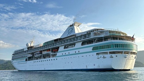 Kapal pesiar MV Paul Gauguin asal Prancis bersandar di Loh Liang, Taman Nasional Komodo, Labuan Bajo, Manggarai Barat, NTT, Rabu (5/2/2025).