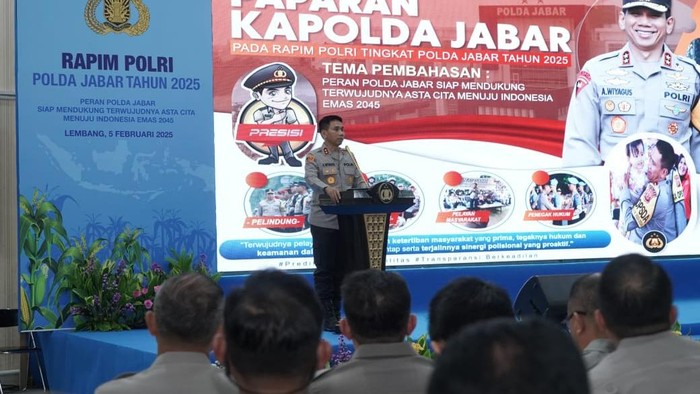 Kapolda Jabar Irjen Akhmad Wiyagus saat membuka rapim Polri 2025 tingkat Polda Jabar