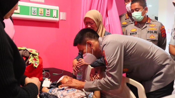 Kapolda Jabar Irjen Akmad Wiyagus menjengkuk salah satu korban luka di RSUD Ciawi.