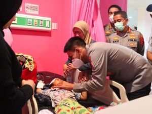 Tangis Korban Kecelakaan di GT Ciawi, Kapolda Jabar: Diobatin Ya Nak