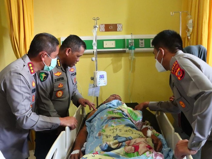 Kapolresta Bogor Kota Kombes Eko Prasetyo memberi perhatian masyarakat yang menjadi korban kecelakaan beruntun di Gerbang Tol (GT) Ciawi 2. (dok Polresta Bogor Kota)
