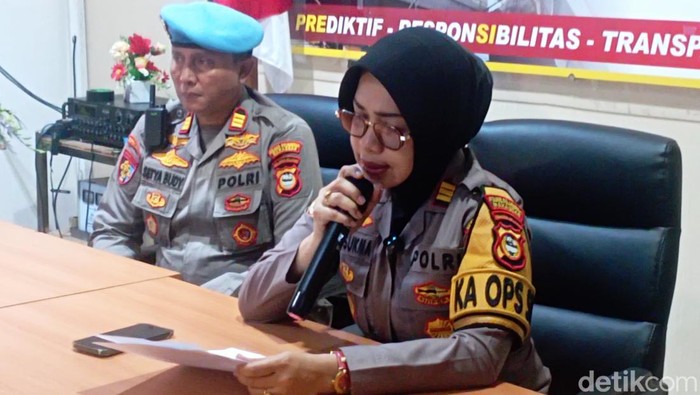 Kapolsek Pelabuhan Soekarno Hatta Makassar AKP Sukmawati mengklarifikasi soal cekcok polisi dengan pedagang asongan.