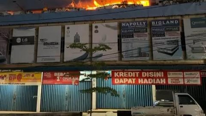 Kebakaran toko perabotan di kawasan Bengkong Indah, Batam. Kepri pada Rabu (5/2) pagi. (dok. Istimewa)