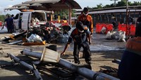 Petugas membersihkan material kecelakaan beruntun di Gerbang Tol Ciawi 2, Kota Bogor, Jawa Barat, Rabu (5/2/2025). 