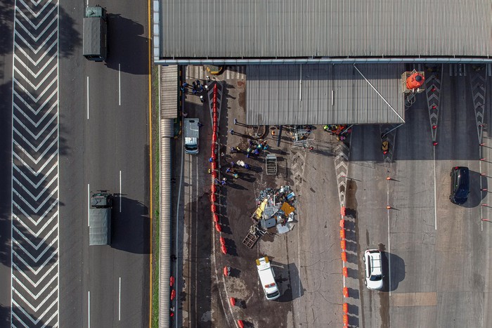 Petugas membersihkan material kecelakaan beruntun di Gerbang Tol Ciawi 2, Kota Bogor, Jawa Barat, Rabu (5/2/2025). Menurut Sat Lantas Polresta Bogor kecelakaan beruntun yang melibatkan enam kendaraan itu terjadi di GT Ciawi 2 pada Selasa malam (4/2) pukul 23.30 WIB yang menyebabkan delapan orang tewas dan sebelas orang luka berat dan sedang. ANTARA FOTO/Yulius Satria Wijaya/nym.
