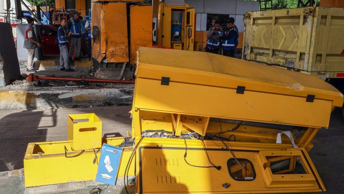 Petugas membersihkan material kecelakaan beruntun di Gerbang Tol Ciawi 2, Kota Bogor, Jawa Barat, Rabu (5/2/2025). Menurut Sat Lantas Polresta Bogor kecelakaan beruntun yang melibatkan enam kendaraan itu terjadi di GT Ciawi 2 pada Selasa malam (4/2) pukul 23.30 WIB yang menyebabkan delapan orang tewas dan sebelas orang luka berat dan sedang. ANTARA FOTO/Yulius Satria Wijaya/nym.