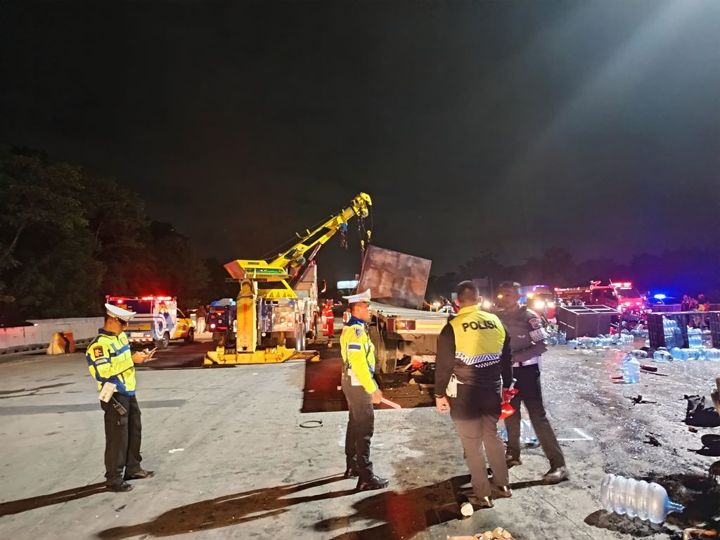 Kecelakaan maut di Gerbang Tol Ciawi 2. Kecelakaan maut di Gerbang Tol Ciawi 2. (Dok. Istimewa via Detikcom)