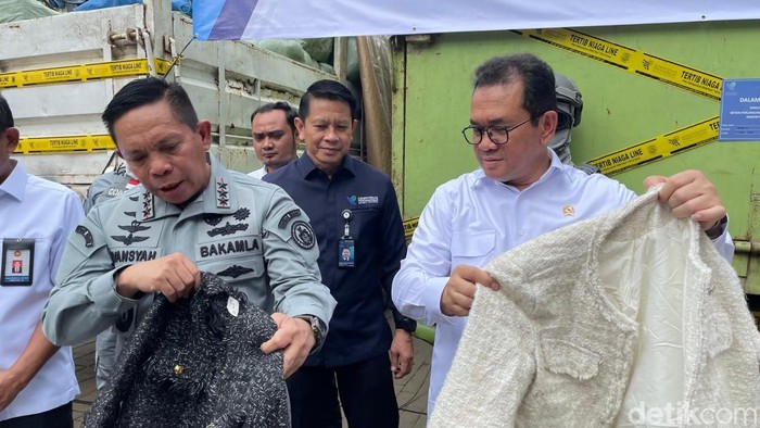 Kemendag bersama K/L terkait menyita sejumlah produk tekstil bekas dan baru yang diduga diimpor secara ilegal dari China.