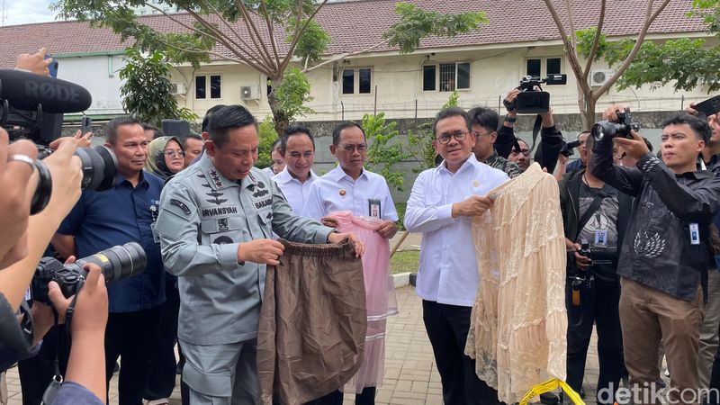 Kemendag bersama K/L terkait menyita sejumlah produk tekstil bekas dan baru yang diduga diimpor secara ilegal dari China.