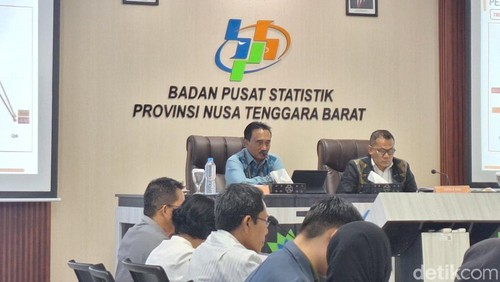 Kepala BPS NTB Wahyudin (kiri) saat merilis perekonomian NTB di tahun 2024 di Kantor BPS NTB, Rabu (5/2/2025).