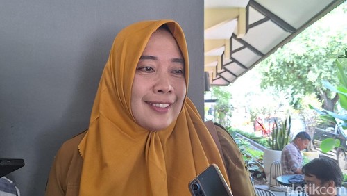 Kepala Dinas PUPR Kota Mataram Lale Widiahning saat diwawancarai di kantor Wali Kota Mataram, Selasa (4/2/2025). (Nathea Citra/detikBali)