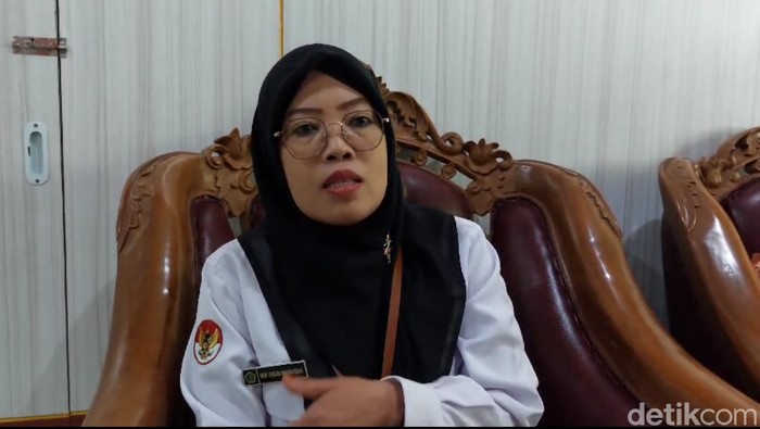Kepala MAN 1 Lamongan saat menyampaikan klarifikasi soal guru gebrak meja ke siswa.