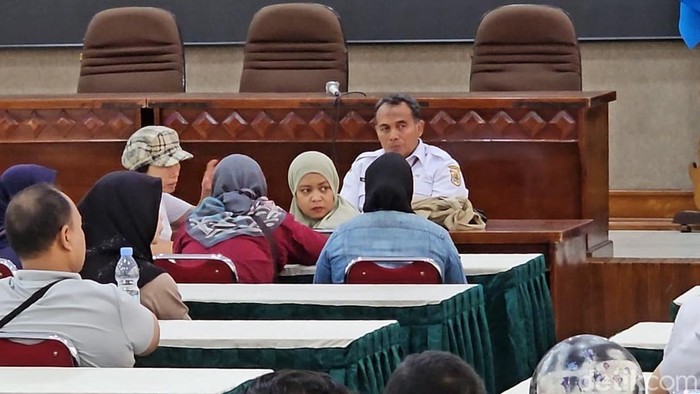 Kepala Sekolah SMK N 2 Solo menemui wali murid, Rabu (5/2/2025)