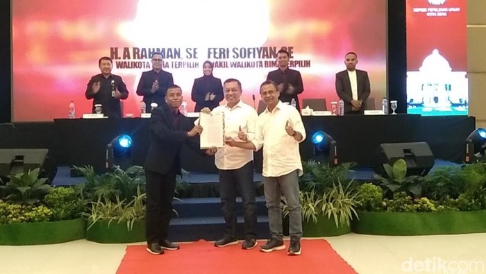 Ketua KPU Kota Bima, Suaeb, menyerahkan SK penetapan Wali Kota dan Wakil Wali Kota Bima terpilih periode 2025-2030 kepada Man-Feri, Rabu, (5/2/2025).