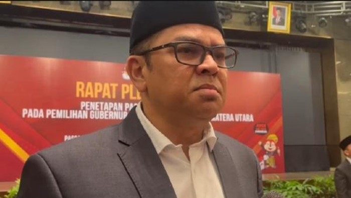Ketua KPU Sumut Agus Arifin saat diwawancarai usai rapat pleno terbuka. (Finta Rahyuni/detikSumut)