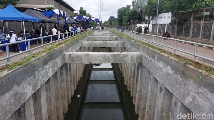 Kolam retensi Gedebage Bandung.