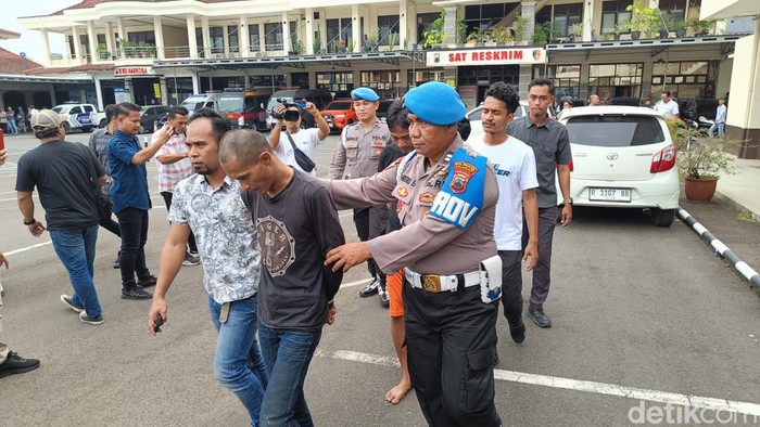 Petugas kepolisian mengamankan komplotan maling spesialis mobil pikap berikut barang buktinya di Mapolresta Cilacap, Rabu (5/2/2025).