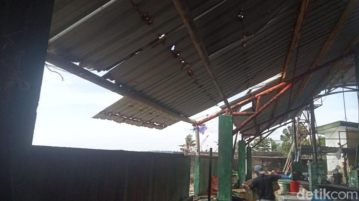 Kondisi atap Pasar Senggol Parepare yang rusak.