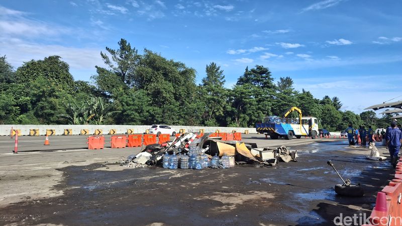 Kondisi lokasi kecelakaan di Gerbang Tol Ciawi 2, Tol Jagorawi, Bogor, 5 Februari 2025. (M Sholihin/detikcom)