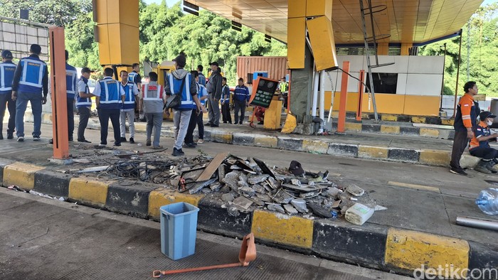 Kondisi lokasi kecelakaan di Gerbang Tol Ciawi 2, Tol Jagorawi, Bogor, 5 Februari 2025. (M Sholihin/detikcom)