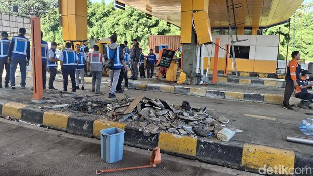 Kondisi lokasi kecelakaan di Gerbang Tol Ciawi 2, Tol Jagorawi, Bogor, 5 Februari 2025. (M Sholihin/detikcom)