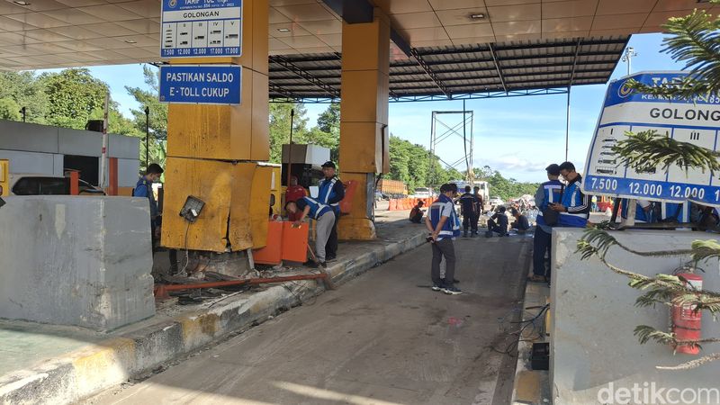 Kondisi lokasi kecelakaan di Gerbang Tol Ciawi 2, Tol Jagorawi, Bogor, 5 Februari 2025. (M Sholihin/detikcom)