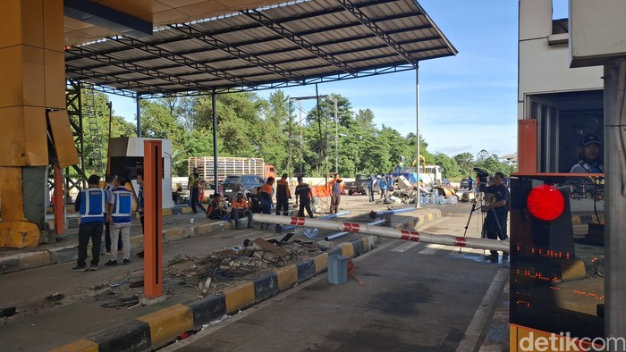 Kondisi lokasi kecelakaan di Gerbang Tol Ciawi 2, Tol Jagorawi, Bogor, 5 Februari 2025. (M Sholihin/detikcom)
