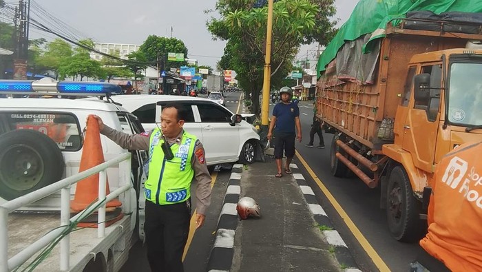 Kondisi mobil Avanza yang menabrak pembatas jalan di Jalan Jogja-Solo, Kalasan, Sleman, Rabu (5/2/2025).