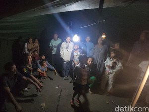 Puluhan Warga Pantai Istiqomah Terpaksa Tidur Beralas Pasir