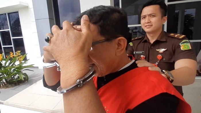 Mantan Kadis PUPR OI korupsi proyek peningkatan jalan saat dibawa ke Rutan Pakjo Palembang