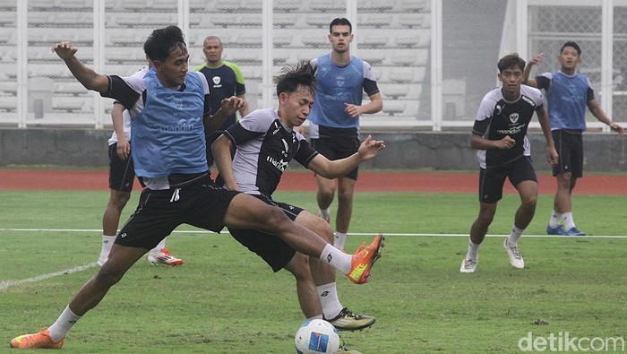 Pelatih Timnas U-20 Indra Sjafrie  memimpin latihan di Stadion Madya Gelora Bung Karno, Senayan, Jakarta, Rabu  (5/2/2025).