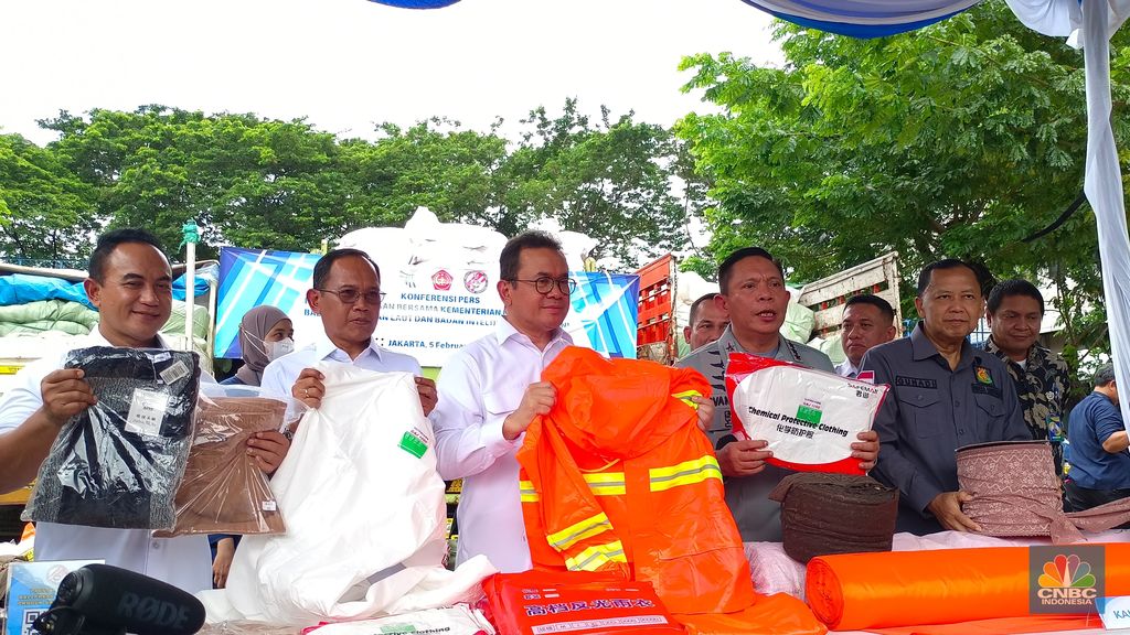 Mendag Budi Santoso bersama Kepala Bakamla RI, Irvansyah melakukan ekspose hasil pengawasan barang impor ilegal di kantor Kemendag, Jakarta, Rabu (5/2/2025). (CNBC Indonesia/Martyasri Rizky)