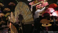 Pengunjung melihat produk kerajinan di salah satu stan pameran International Handicraft Trade Fair (INACRAFT) 2025 di Jakarta Convention Center (JCC), Senayan, Jakarta, Rabu (5/2/2025).   