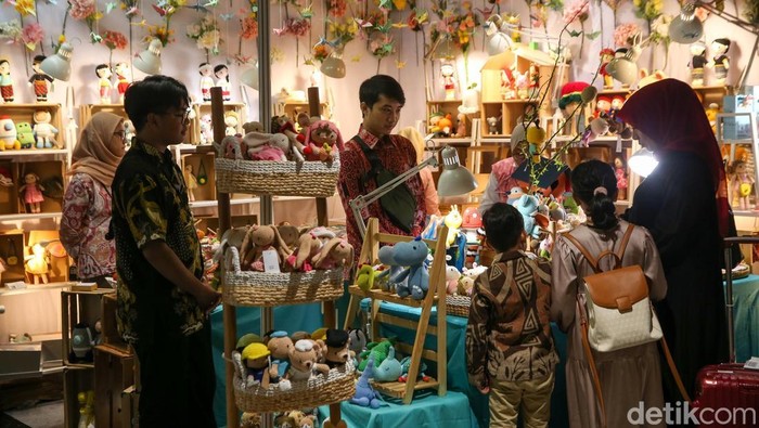 Pengunjung melihat produk kerajinan di salah satu stan pameran International Handicraft Trade Fair (INACRAFT) 2025 di Jakarta Convention Center (JCC), Senayan, Jakarta, Rabu (5/2/2025).