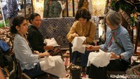 Pameran ini menampilkan beragam jenis kerajinan. Mulai dari pakaian, tas, hingga perintilan rumah.  