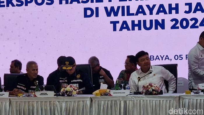 Menko Polka Budi Gunawan (kanan) dalam konferensi pers ekspos hasil penindakan penyelundupan di Jatim.