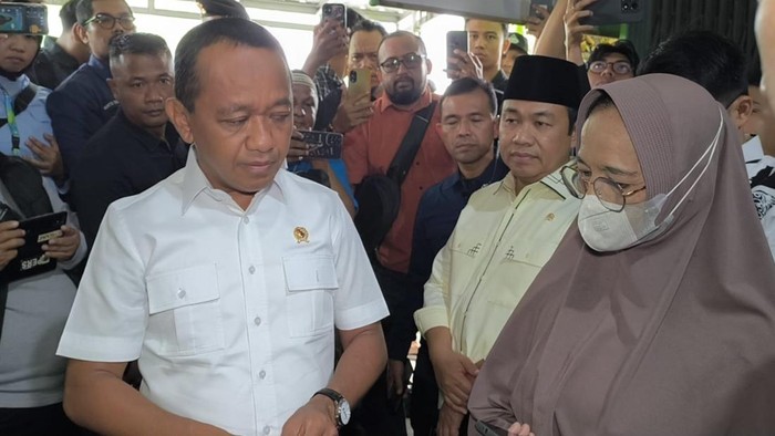 Menteri ESDM Bahlil Lahadalia saat mengecek harga gas LPG di Pangkalan Pekanbaru. (Dok Istimewa)