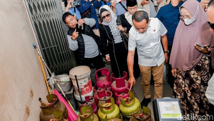 Menteri ESDM Bahlil Lahadalia menlakukan sidak ke pangkalan LPG 3 Kg di Pekanbaru. Bahlil memastikan distribusi dan harga LPG bersubsidi tetap terkendali.