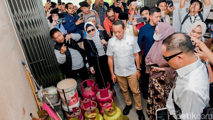 Menteri ESDM Sidak Pangkalan LPG di Pekanbaru Menteri ESDM Bahlil Lahadalia menlakukan sidak ke pangkalan LPG 3 Kg di Pekanbaru. Bahlil memastikan distribusi dan harga LPG bersubsidi tetap terkendali.