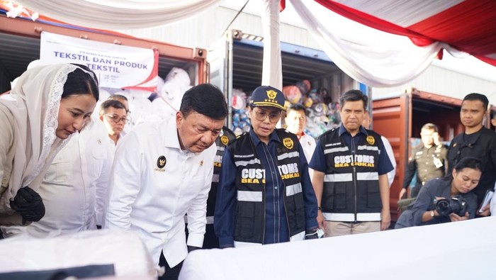 Menteri Keuangan Sri Mulyani Indrawati Bersama Menko Polkam Budi Gunawan