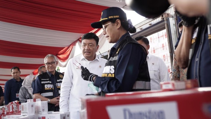Menteri Keuangan Sri Mulyani Indrawati Bersama Menko Polkam Budi Gunawan