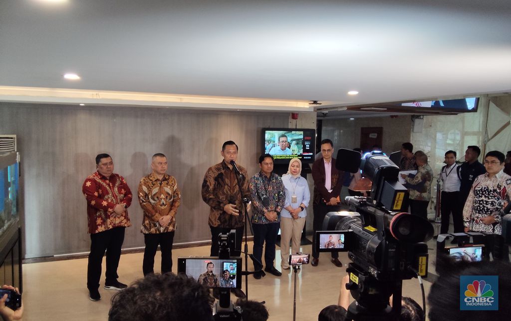 Menteri Koordinator bidang Infrastruktur dan Pembangunan Kewilayahan Agus Harimurti Yudhoyono menggelar rapat mengenai persiapan Arus Lebaran Tahun 2025, hingga perayaan nyepi, di gedung BPPT, Jakarta, Rabu (5/2/2025). (CNBC Indonesia/Emir Yanwardhana)