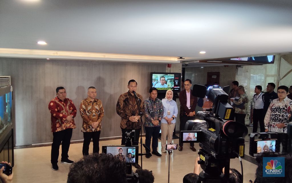 Menteri Koordinator bidang Infrastruktur dan Pembangunan Kewilayahan Agus Harimurti Yudhoyono menggelar rapat mengenai persiapan Arus Lebaran Tahun 2025, hingga perayaan nyepi, di gedung BPPT, Jakarta, Rabu (5/2/2025). (CNBC Indonesia/Emir Yanwardhana)