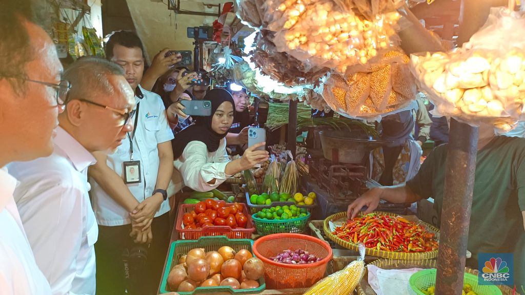 Menteri Koordinator Bidang Pangan, Zulkifli Hasan (Zulhas) bersama Menteri Perdagangan, Budi Santoso (Busan), melakukan inspeksi mendadak (sidak) ke Pasar Klender, Jakarta Timur, Rabu (5/2/2025). (CNBC Indonesia/Martyasari Rizky)