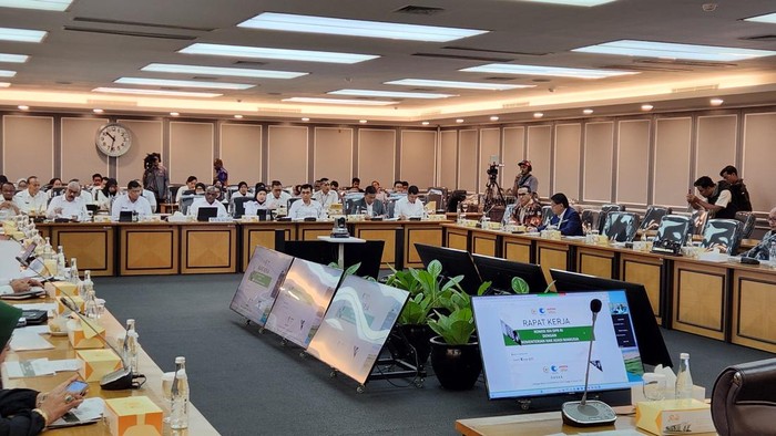 Menteri Natalius Pigai rapat dengan Komisi XIII DPR
